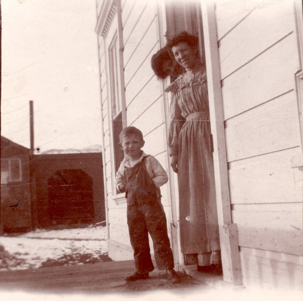 Crissie Caughlin and son Rowland, ca. 1904