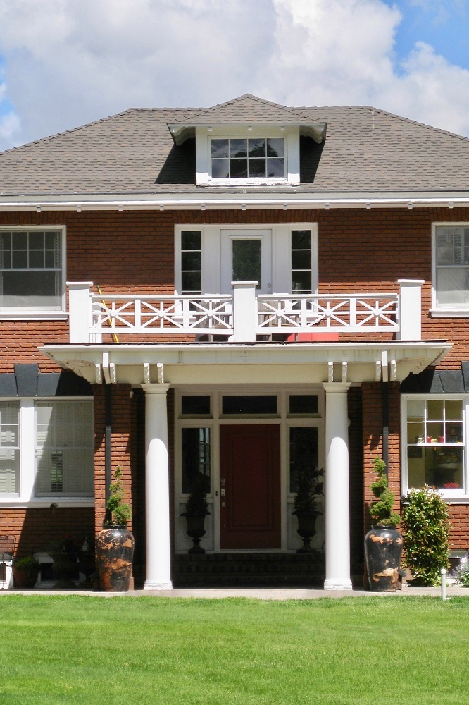 Doric Columns and Balcony