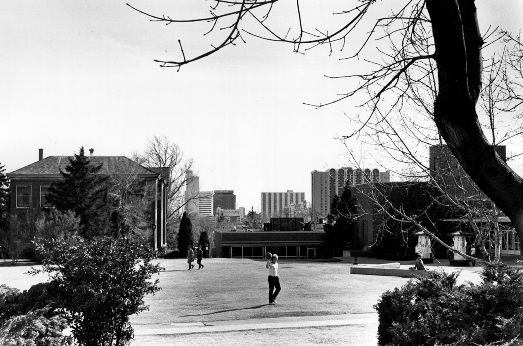 The setting in 1985